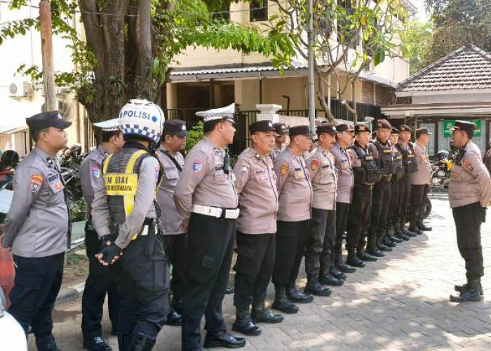 Polsek Gayungan Pimpin Apel Pengamanan Aksi Aliansi Madura Indonesia di Kejati Jatim