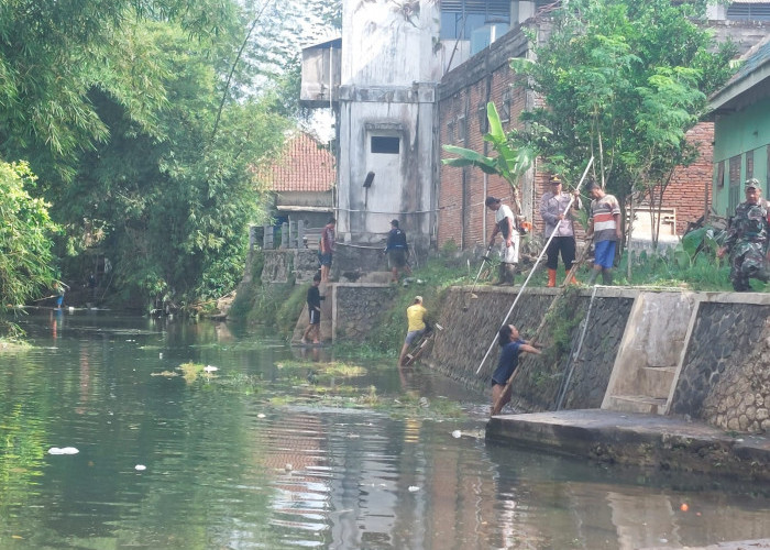Penanggulangan Dini Bencana Banjir, Polsek Bantur Bersihkan Aliran Sungai
