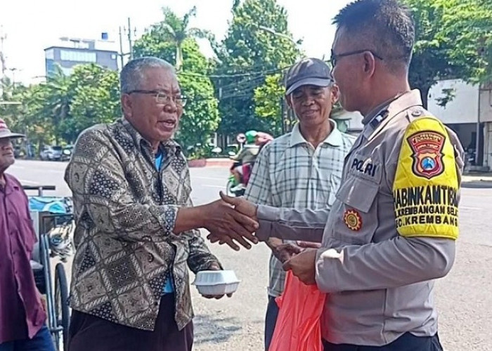 Polsek Bubutan Gelar Patroli Berbagi, Aipda Andik Bagikan Makanan 