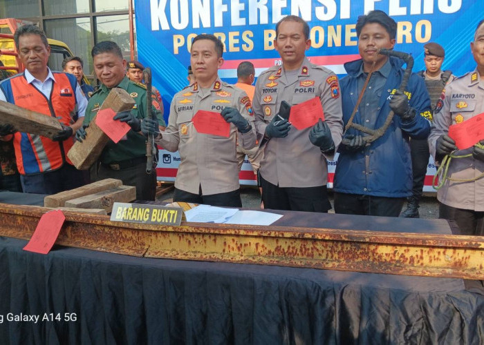 Satreskrim Polres Bojonegoro Ringkus 3 Pelaku Pecurian dan 1 Penadah Besi Rel Kereta Api