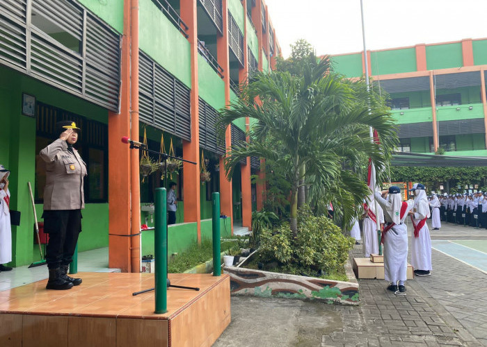 Kapolsek Karangpilang Pimpin Upacara Bendera di SMPN 24 Surabaya