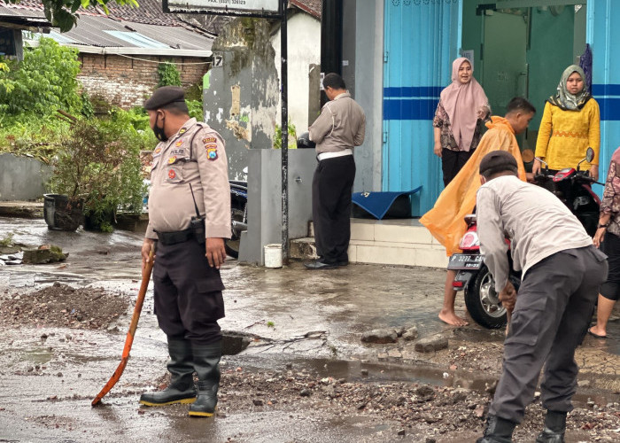 Jember Terendam Banjir, Polisi Jadi Garda Depan Bantu Warga