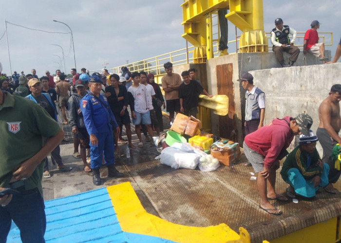 Rem Blong, Mobil Pikap Sarat Muatan Terjun ke Laut di Pelabuhan Jangkar Situbondo
