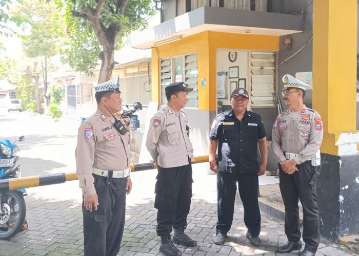 Polsek Sukomanunggal Gencarkan Patroli dan Sosialisasi 110 di Perumahan Kupang Jaya