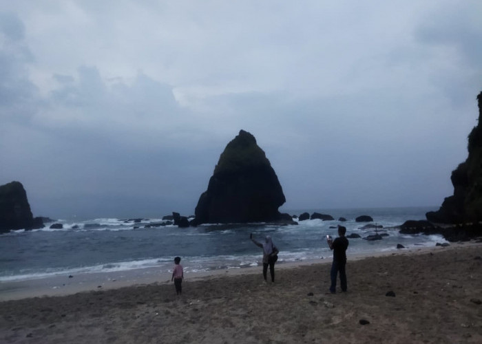 Hujan Deras Guyur Papuma, Petugas Perketat Pengawasan Wisatawan di Bibir Pantai