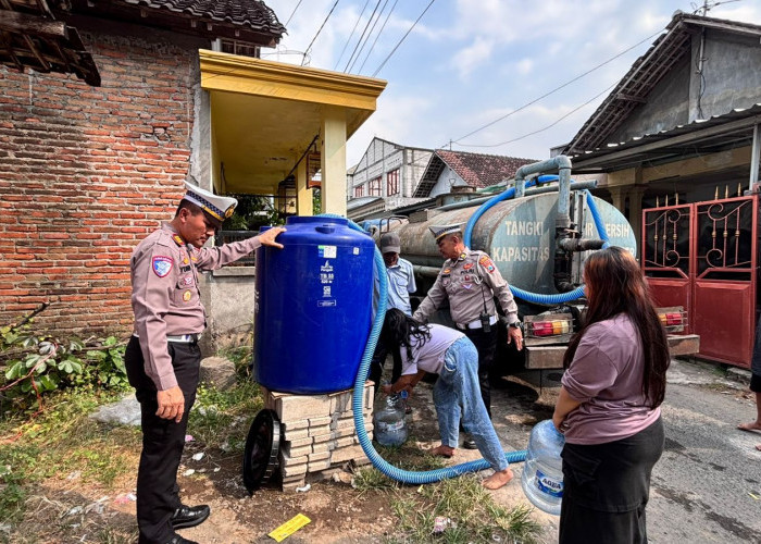 Sambut Hari Ke-80 Bhayangkara, Polres Kediri Kota Salurkan Air Bersih untuk Warga Campurejo