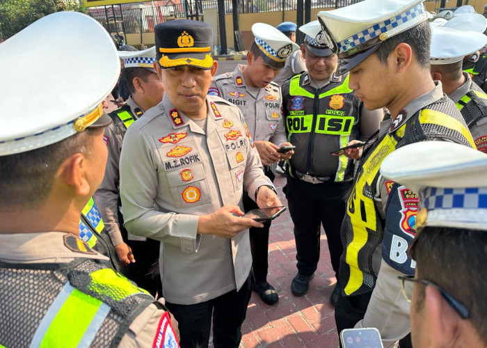 Cegah Pelanggaran Anggota, Wakapolresta Sidoarjo Periksa Handphone Anggota