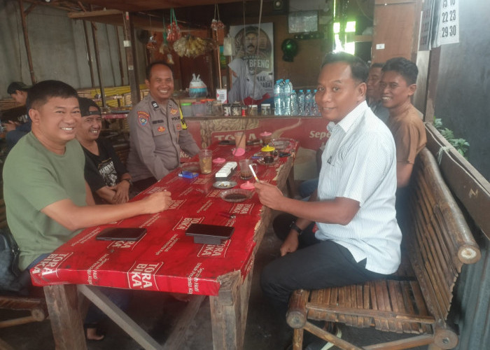 Ngopi Bareng Warga, Polsek Wiyung Sosialisasi Call Center 110 di Warkop