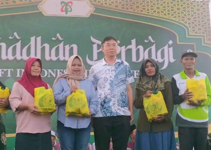 Momentum Ramadan, PT GFT Indonesia Investment Bagikan Ratusan Paket Sembako di Ngawi