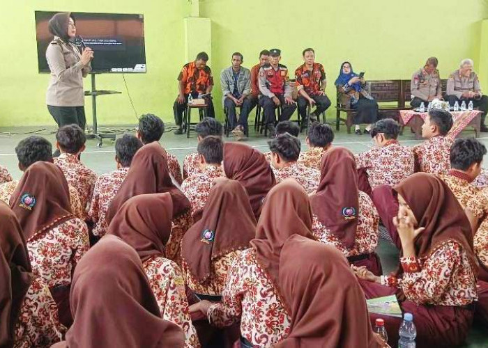 Edukasi Kenakalan Remaja dan Tertib Lalu Lintas Digelar Polisi di SMAN 1 Krian Sidoarjo