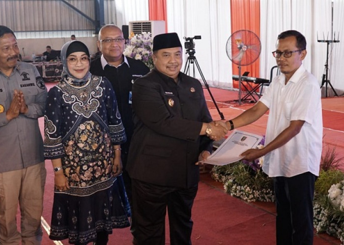 Bupati Warsubi Lantik Pengurus dan Pengawas Koperasi Merah Putih