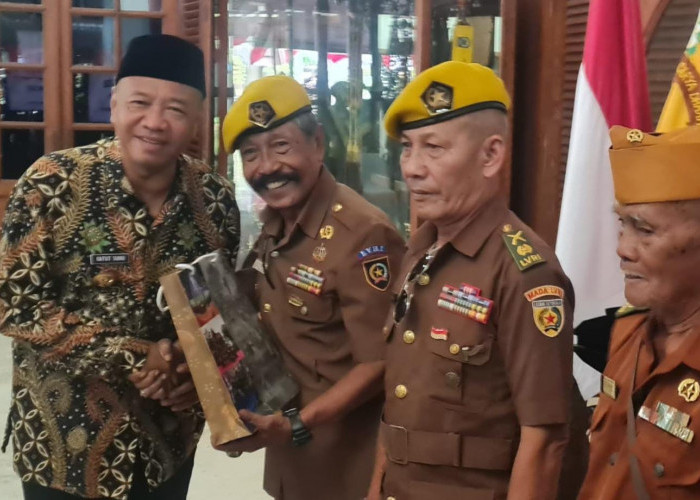 Peduli Veteran, Bupati Gatut Sunu Janjikan Kursi Roda dan Bantuan Program Kebangsaan untuk Anak Muda