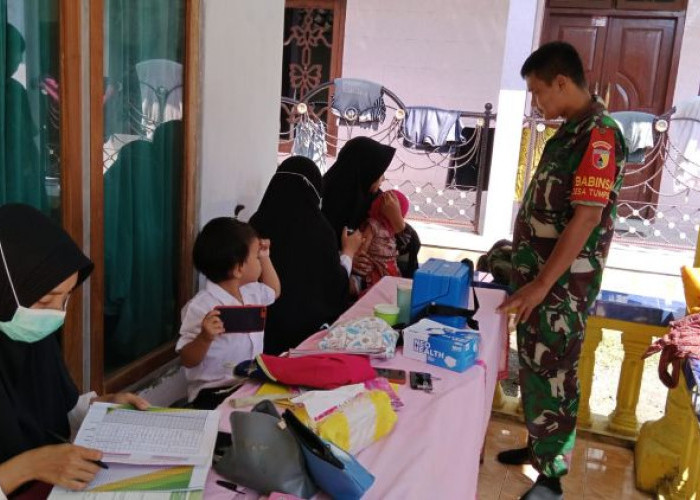 Babinsa Tumpeng Dampingi Posyandu Merpati Lumajang, Perkuat Layanan Kesehatan Ibu dan Anak