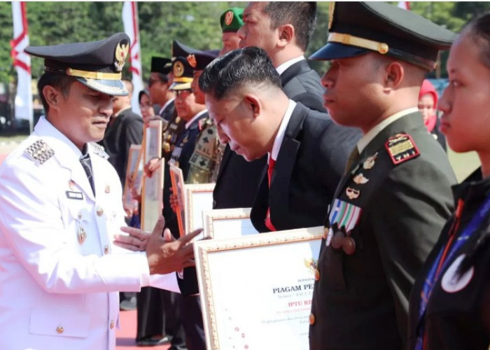 Kado Manis HUT Ke-81 RI, Bupati Sematkan Penghargaan kepada Kasatresnarkoba Polres Bangkalan