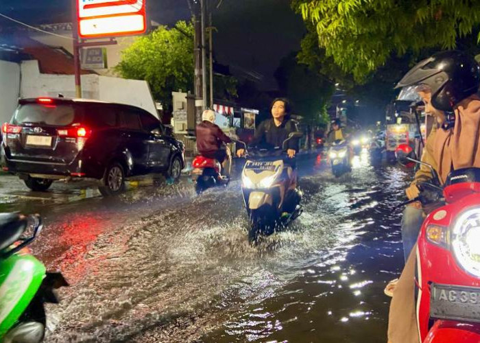 Ketintang Baru Kembali Banjir, Aktivitas Warga Terganggu