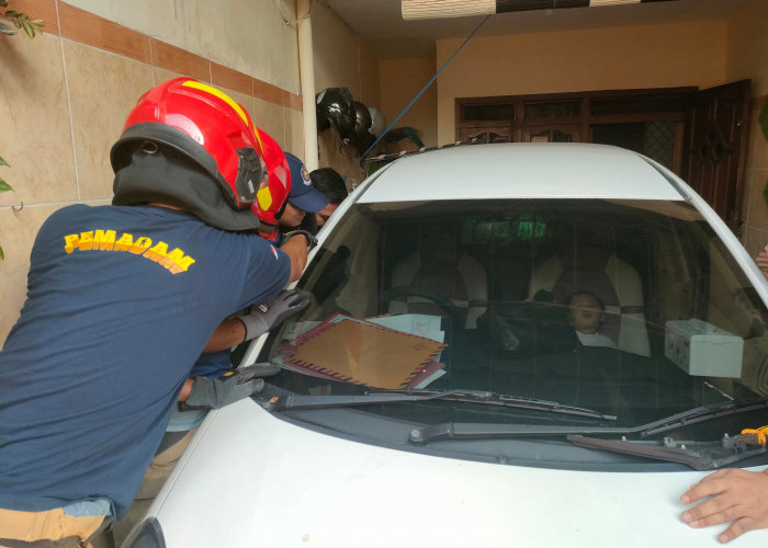 Bocah 22 Bulan di Jalan Gading Terjebak di Dalam Mobil, Damkar Bertindak