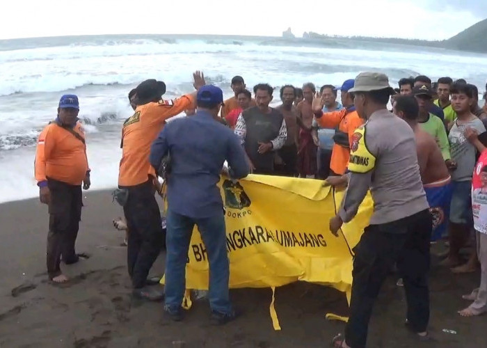 Isak Tangis Keluarga Sambut Jenazah Nelayan Jember yang Tenggelam 3 Hari Terseret Ombak