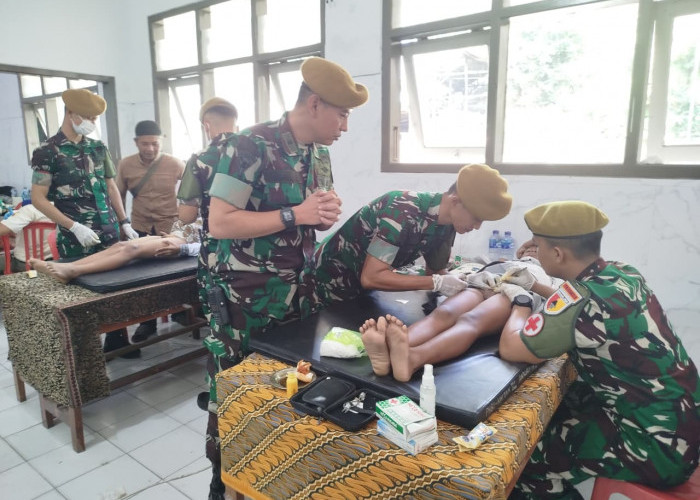 Yon Armed 8/UY Kolaborasi Khitanan Massal dengan 5 Satuan di Ponpes Annuriyyah Jember