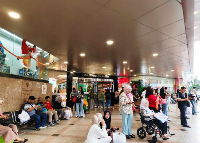 Tunjungan Plaza Surabaya Mulai Diserbu Jelang Lebaran, Jalan Basuki Rahmat Padat Merayap