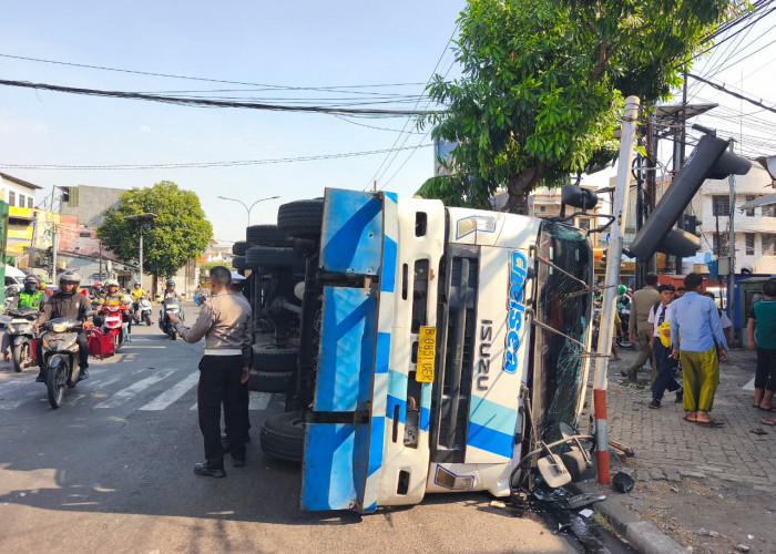 Truk Tronton Muat Garam Terguling di Perempatan Kapasan Kenjeran, Timpa Becak hingga Hancur