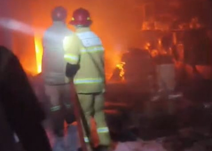 Armada Damkar Mogok, Lautan Api Hanguskan Gudang Plastik di Jember Jadi Arang