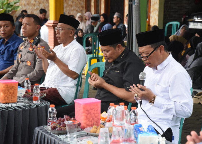 Bupati Subandi Takziah ke Rumah Duka Putri Camat Wonoayu, Sampaikan Duka Mendalam