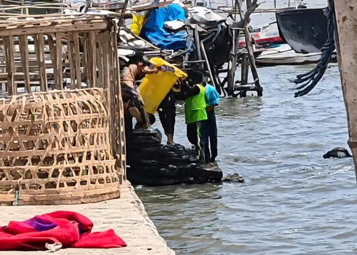Buntut Aksi Buang Sampah ke Laut, DLH Surabaya Turun ke Pesisir Kenjeran