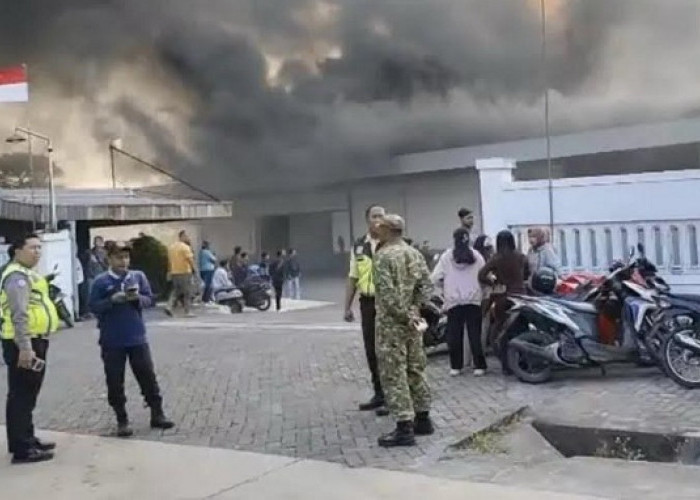 Pabrik Mi Mojokerto Terbakar, Api Lahap Ruang Produksi