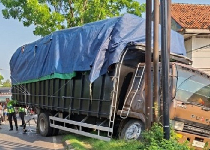 Dua Truk Terlibat Kecelakaan di Babat, Polres Lamongan Sigap Evakuasi dan Atur Lalu Lintas