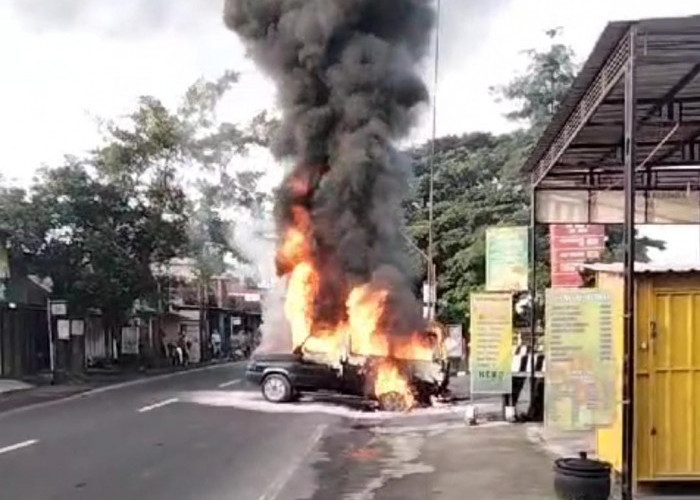 Usai Isi BBM, Mobil Warga Babadan Tulungagung Ludes Terbakar 