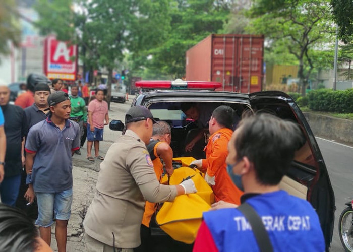 Hindari Truk Parkir, Pemotor Wanita asal Tandes Lor Tewas Tertabrak Trailer