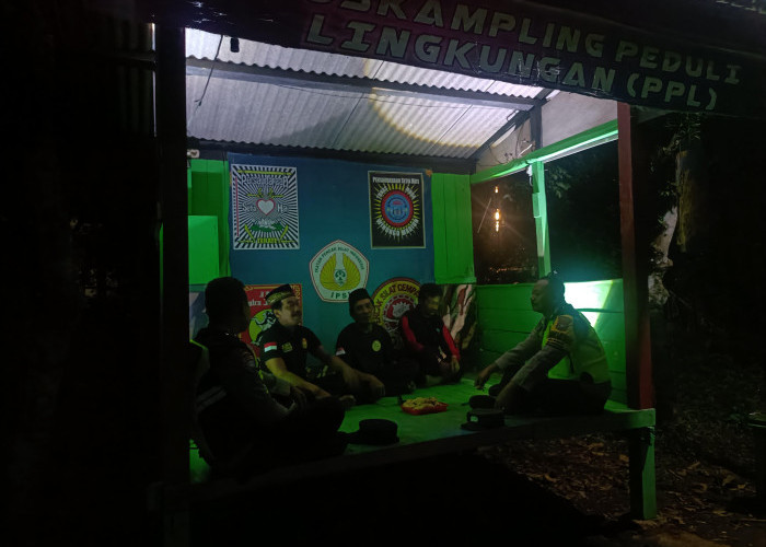 Perkuat Poskamling, Polisi Ngawi Laksanakan Asistensi Siskamling di Jogorogo 