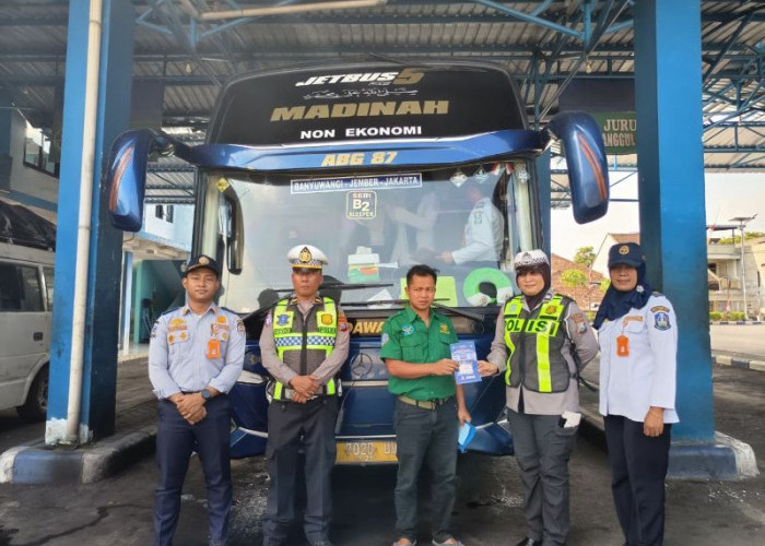 Satlantas Polres Lumajang Gelar Ramp Check Angkutan Pariwisata di Terminal Minak Koncar