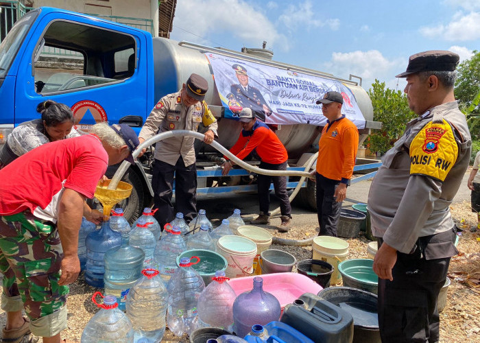Salurkan 24 Ribu Liter Air Bersih di Kecamatan Wates, Polres Blitar Peringati HUT Ke-72 Humas Polri