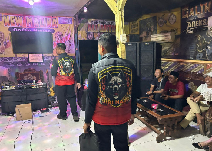 Polisi Razia Warkop Pangku di Lowayu Gresik, Puluhan Botol Miras Disita
