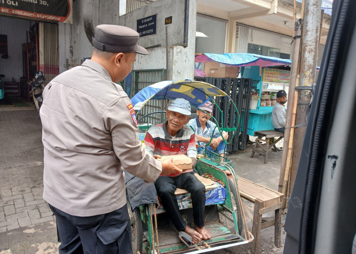 Tebar Kepedulian di Jum’at Berkah, Polresta Banyuwangi Salurkan Ratusan Nasi Kotak