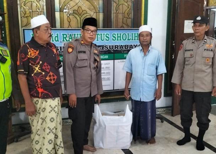 Gelorakan Semangat Berbagi, Polsek Semampir Salurkan Takjil di Masjid Raudhatul Sholihin