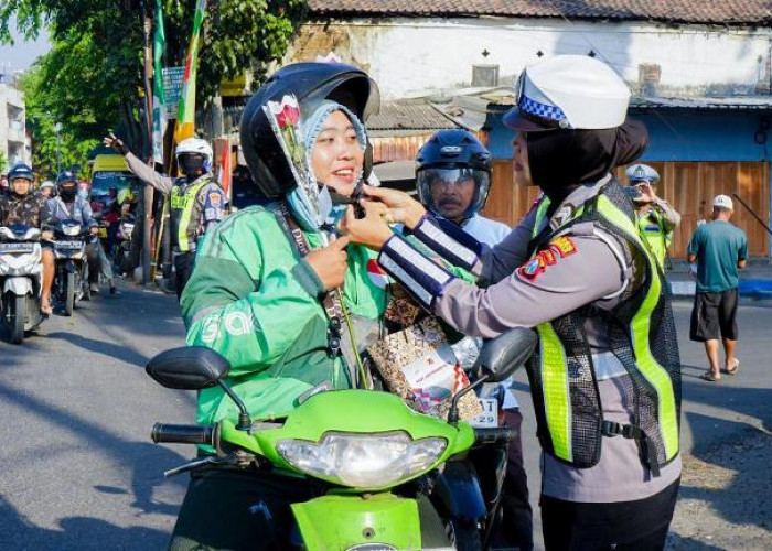 Aksi Simpatik Satlantas Polres Pasuruan, Bagikan Helm SNI dan Beri Reward untuk Pengendara