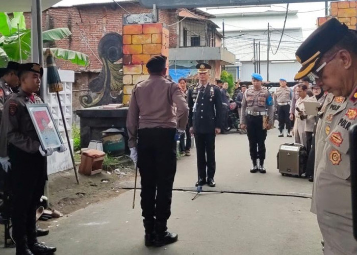 Polsek Bubutan Hadiri Upacara Pemakaman AKP Andry Siswanto di TPU Wonokitri