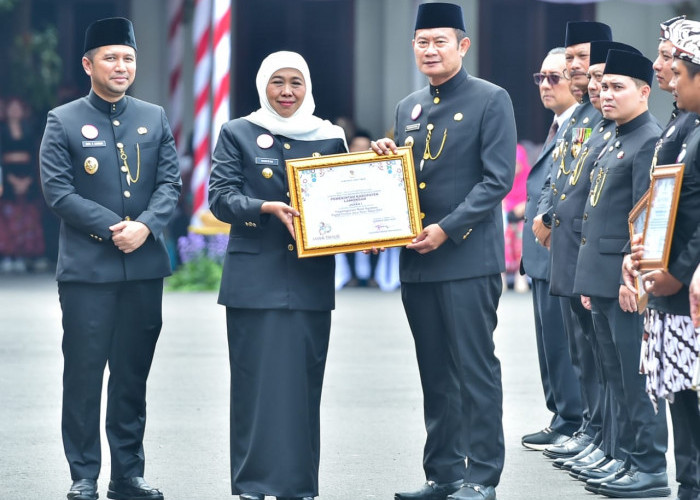 Gubernur Jatim Anugerahkan Juara I Penamaan Rupabumi kepada Bupati Lamongan
