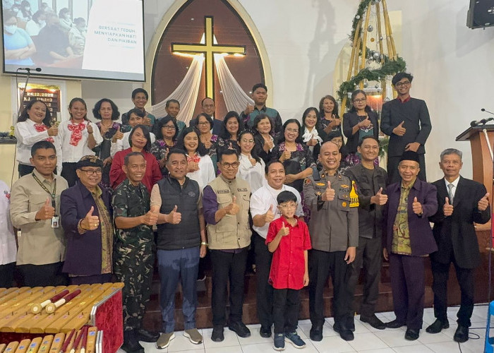 Jamin Keamanan Natal, Wakapolres Batu Keliling Kota dengan Vespa Cek Pospam dan Gereja
