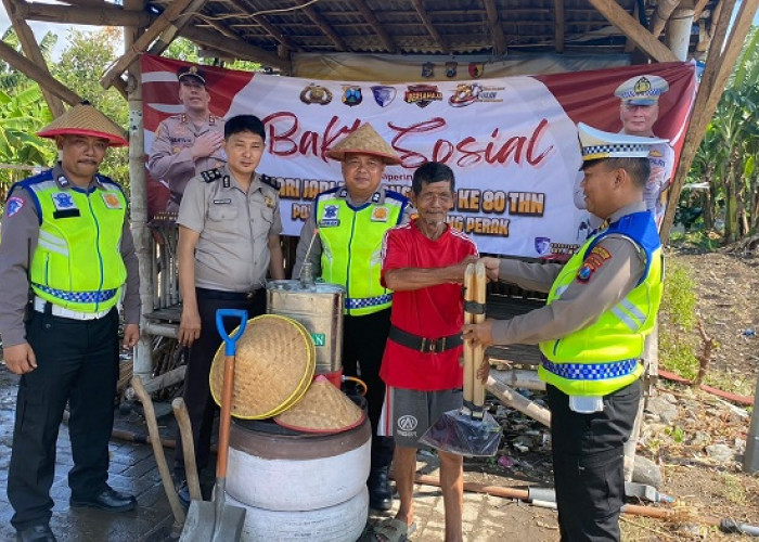 Sambut HUT Bhayangkara Ke-80, Polres Pelabuhan Tanjung Perak Serahkan Alat Pertanian