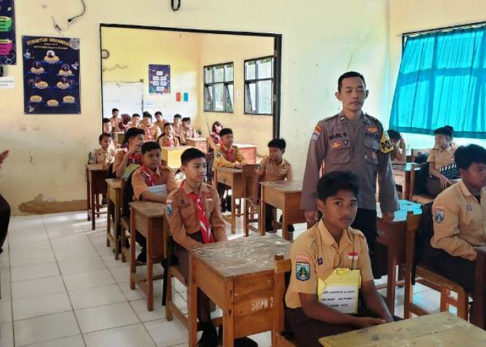 Sosialisasi Bahaya Narkoba dan Bullying, Personel Polsek Klampis Sambangi Siswa SMPN 2 Klampis