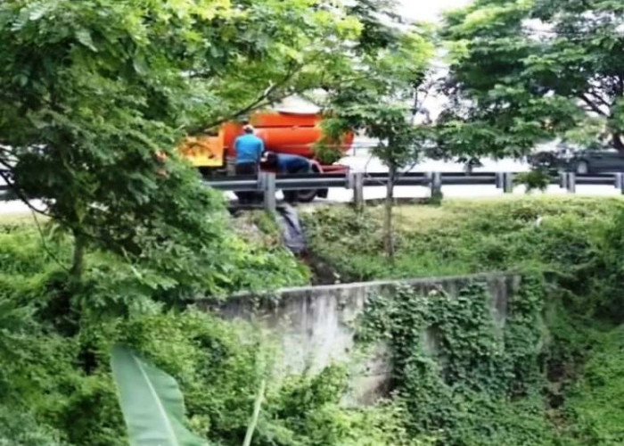 Truk Muat Tinja Buang Limbah di Pinggir Tol Gempas, DLH Pasuruan Minta Polisi Lacak Pelaku