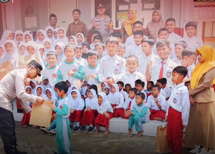 Polsek Sekar Beri Bantuan Sepatu, Dukung Semangat Belajar Siswa SDN Bobol III