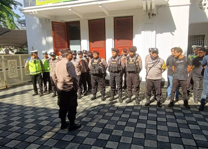 Jaga Kondusivitas PN Surabaya, Polsek Sawahan Kerahkan Puluhan Personel Amankan Aksi Buruh FSBI