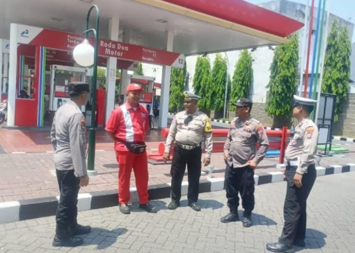 ?Antisipasi Antrean BBM, Polsek Simokerto Gelar Patroli Pemantauan SPBU Ngaglik