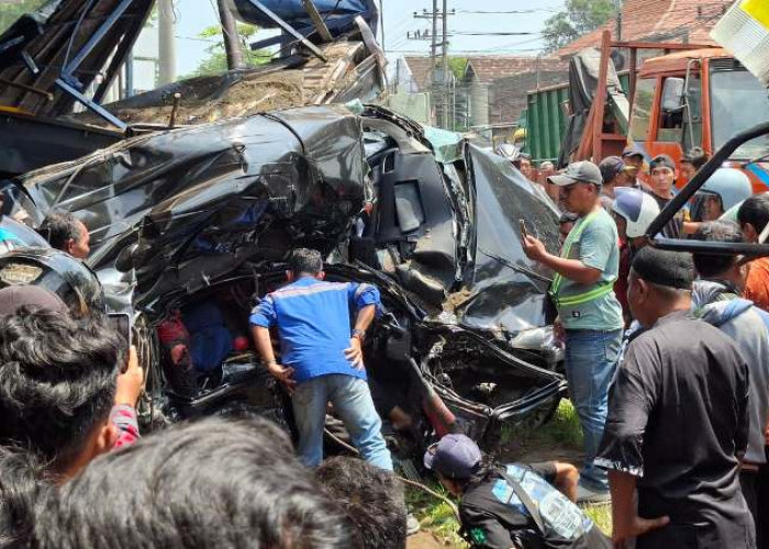 Remuk Dihantam Truk Pasir, Sopir Avanza di Pasuruan Tewas Terjepit