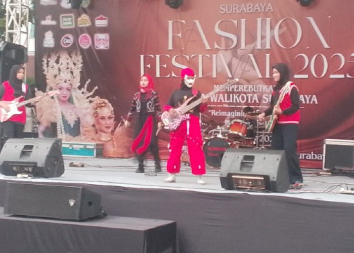 Band Metamorphosis Tampil Memukau di Surabaya Fashion Festival 2025 
