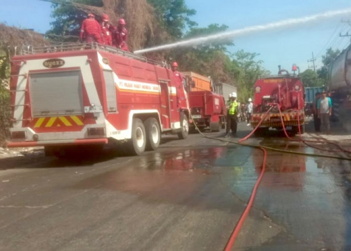 Kebakaran di Jalan Kapten Darmo Sugondo Gresik, Tumpukan Ban Truk Hangus